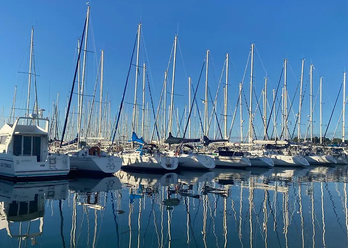 Ref 231 - Port-Louis Appartement Type 2 Pleine Vue Petite Mer Avec Terrasse, Parking Et Garage Dans Residence Recente